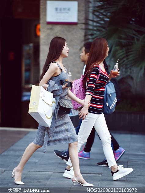 在逛街购物的美女人物摄影高清图片_大图网图片素材