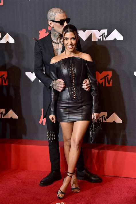 Kourtney Kardashian coordina unos pantalones acampanados con Travis Barker | Vogue