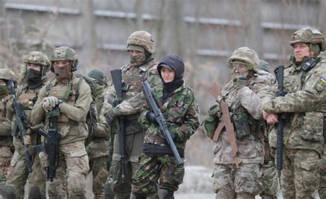 纸壳枪? 乌克兰预备役人员在基辅附近进行军事演习
