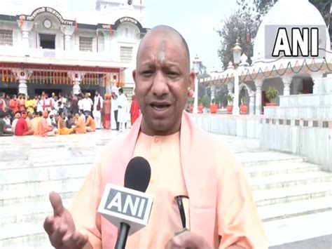 CM Yogi celebrates Holi at Gorakhnath Temple, says no class, caste or ...