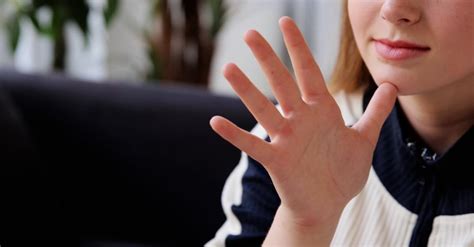 Person Doing Sign Language 的图像结果