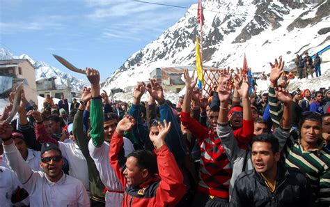 Viral Kedarnath video sparks debate over ₹80 water bottles