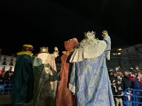 Un barco pesquero trae a los Reyes Magos a la villa marinera de ...