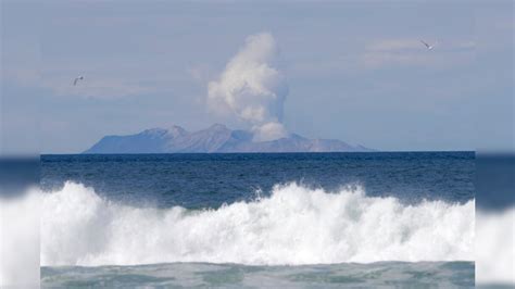 न्यूजीलैंड के ज्वालामुखी विस्फोट स्थल से शवों को बाहर निकालने की तैयारी ...