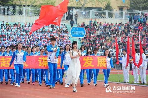 高清:青大运动会开幕 各学院举牌女神拼颜值