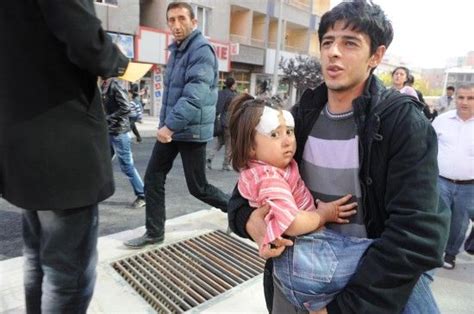 土耳其地震时居民纷纷逃出建筑 有人跪地痛哭 国际新闻 烟台新闻网 胶东在线 国家批准的重点新闻网站