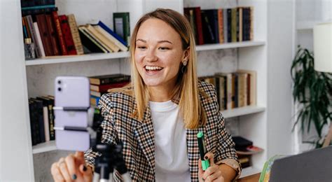 Live Stream Tell Me What to Do 的图像结果