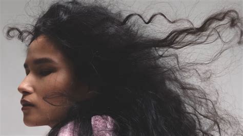 How to camouflage silver roots between salon appointments | Vogue India