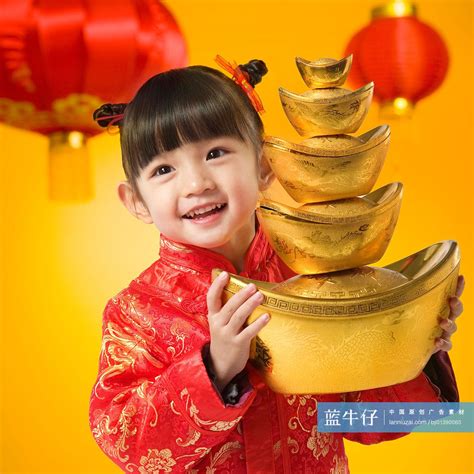 拿金元宝的小女孩-蓝牛仔影像-中国原创广告影像素材