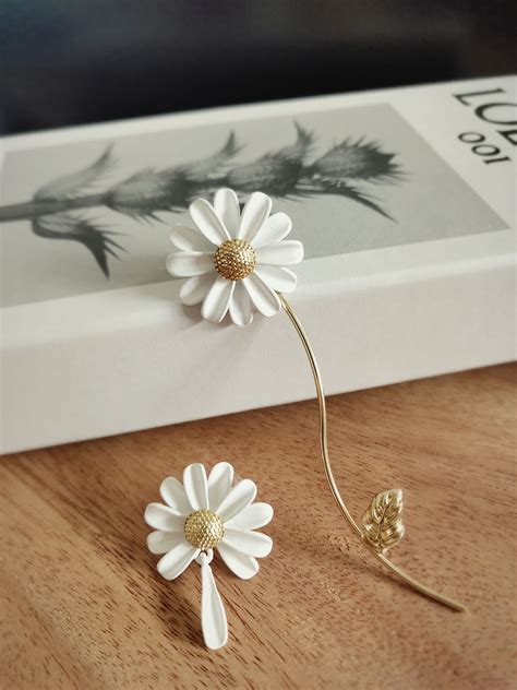 White Daisy Flower Earring | Sterling silver earrings studs, Etsy ...
