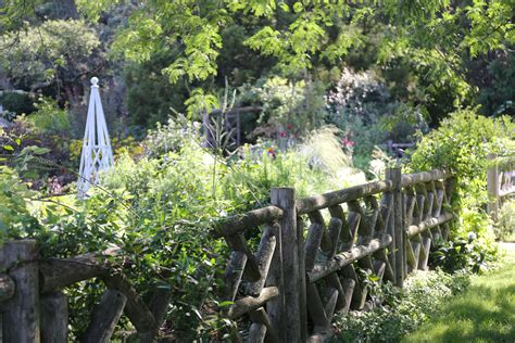 Cottage Gardens Landscape 的图像结果