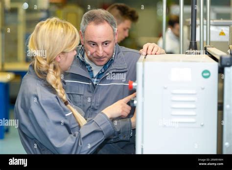 CNC Machine Operating 的图像结果