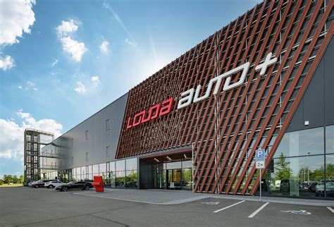Glass partitions in the LOUDA Auto showroom | Partitions and movable walls