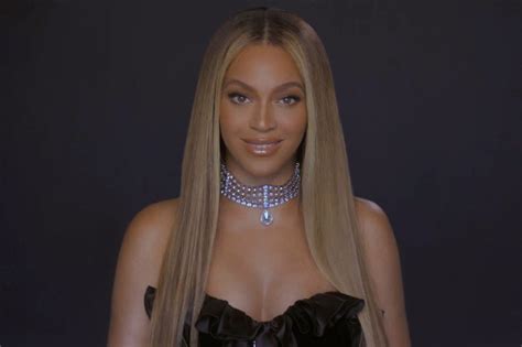 Michelle Obama presents Beyoncé with BET Humanitarian Award