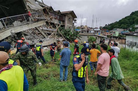 菲律宾7级地震致5人死亡：遇难者多被倒塌建筑砸中 数百栋建筑墙壁裂开_手机新浪网