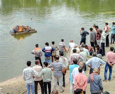 Sudden rise in water level in Shipra river... even the platforms at ...