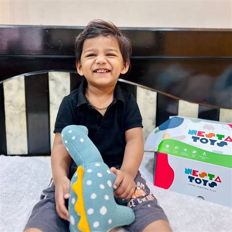 NESTA TOYS - Dippy the Dino | Knitted Cotton Animal Plush Toy for Kids