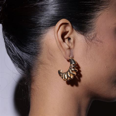 Angrez – The Bling Girll