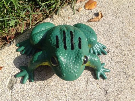Battery Operated Motion Activated Croaking Frog Great Working Condition ...