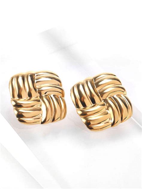 Golden Stud Earrings Designs:यंग गर्ल्स ट्राई करें ये 4 गोल्डन स्टड ...