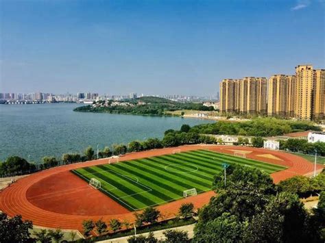武昌理工学院打造风景园林式校园 被评为全国十大美丽湖畔校园_湖北