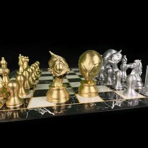 Alien Chess Set 的图像结果