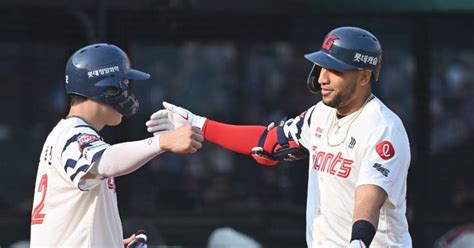 [사진] 레이예스, 고승민과 투런포 포옹