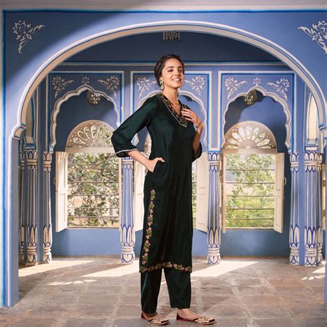 Buy Emerald Green Velvet Floral V Neck Embroidered Kurta | Rustorange