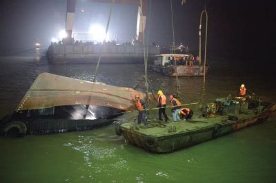 拖轮长江试航沉没22人失踪 其中外籍人员8人-搜狐新闻