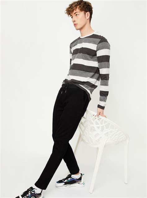 Buy Men Carrot Fit Washed Jeans Online at just Rs. 1499.0 ...