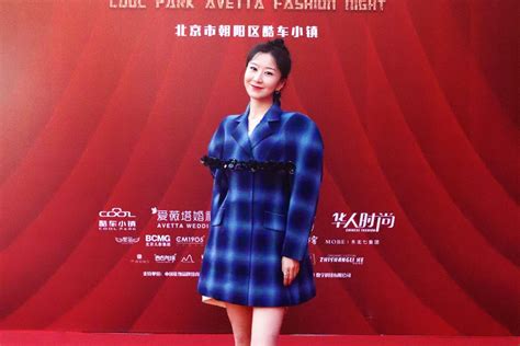 刘梦梦出席第八届华人时尚盛典 格纹西装复古甜飒_凤凰网