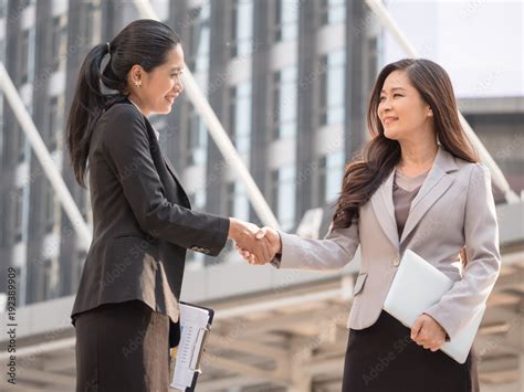 Business Shaking Hands 的图像结果
