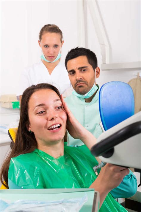 牙科诊所就诊图片-年轻女性患者在牙科诊所就诊素材-高清图片-摄影照片-寻图免费打包下载