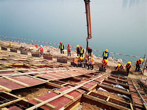 中国水利水电第四工程局有限公司 工程动态 宜昌两网二期PPP工程项目生态护岸工程格构梁样板段混凝土开始浇筑