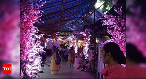 Covid-19 lockdown: Matunga flower sellers seek govt help as trade ...