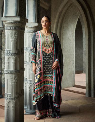 Shop festive Kurta sets online for your celebrations – Roopkala