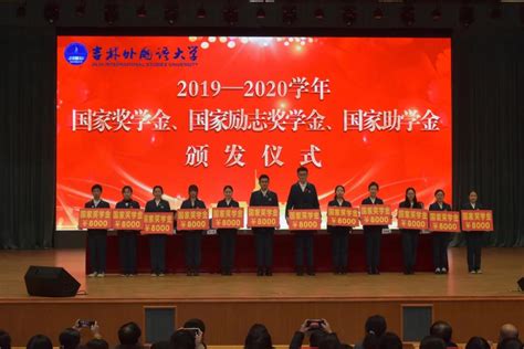 “奋斗青春路”——第十七届大学生年度人物颁奖盛典暨2022年度人民网奖学金颁奖典礼在京举行--教育--人民网