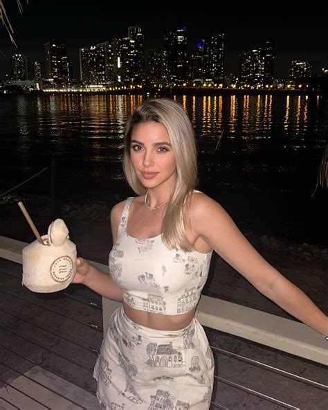 Rachel Martín | No persigo nada más que una mejor vida y buenos momentos… 🖤 • • • #momentos # ...