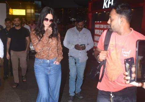 Katrina Kaif Mobbed By Fans As Actress Enters In Casual Look At Mumbai ...
