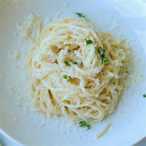 Spaghetti with Alfredo Sauce (Creamy 15 Minute Recipe) - Simply Made Eats