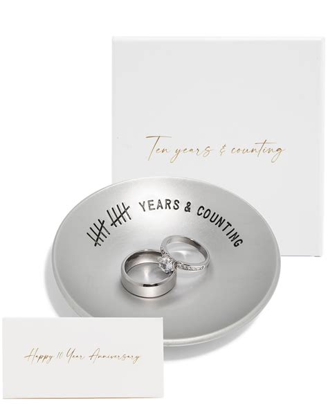10 year wedding anniversary tin gifts | Beachweddingtips.com