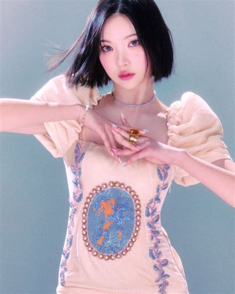 윈터, 하니 치크컷부터 나연의 레이어드컷까지? 봄에 도전하면 좋은 여돌의 단발 스타일링 5 - 코스모폴리탄 코리아 (COSMOPOLITAN KOREA)