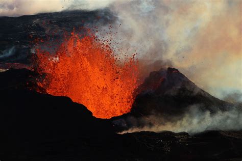In pictures: Mauna Loa volcano erupts in Hawaii | CNN
