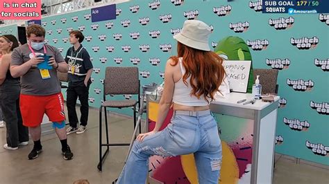 Amouranth: i fan si sono fatti mettere i piedi addosso al TwitchCon