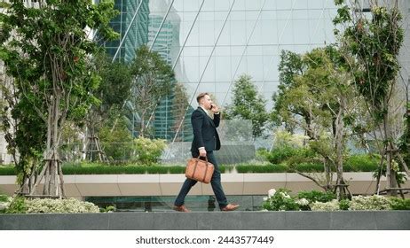 Man in Business Suit Side View 的图像结果