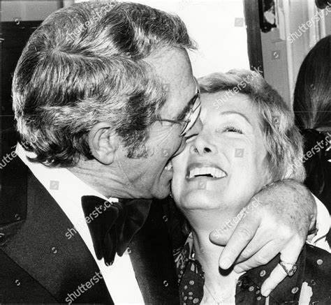 Perry Como Singer Embraces His Wife Redaktionelles Stockfoto ...