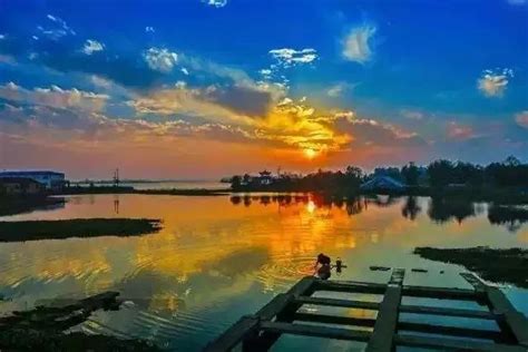 安徽芜湖：银湖公园水清岸绿景美-人民图片网