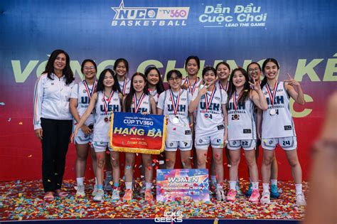 UEH chúc mừng đội tuyển bóng rổ nữ đạt thành tích Top 3 toàn quốc Giải ...