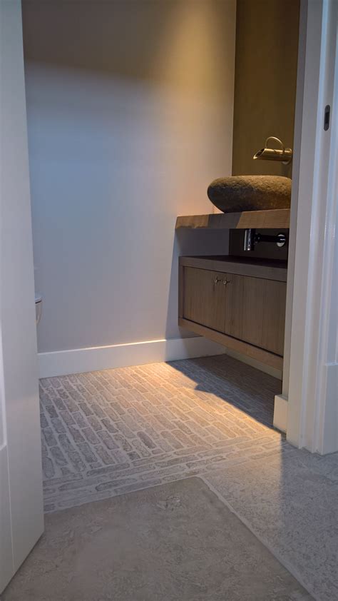 Castle stone vloer; type Bricks. in de toilet ruimte gelegd | House ...