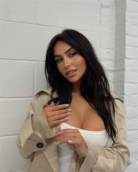 Claudia Tihan - Live Stream Video and Photos 01/01/2022 • CelebMafia